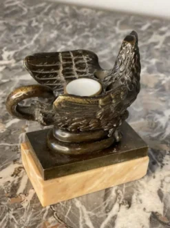 Aigle et serpent, encrier en bronze sur socle de marbre
