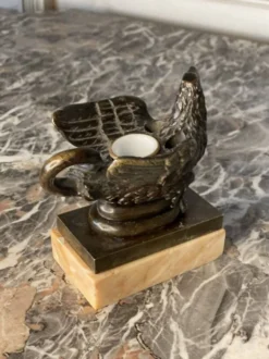 Aigle et serpent, encrier en bronze sur socle de marbre