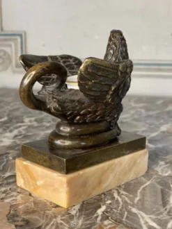 Aigle et serpent, encrier en bronze sur socle de marbre