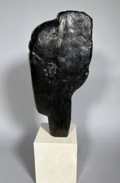Amédéo Modigliani (1884-1920) Sculpture "Tête de jeune fille à la frange"