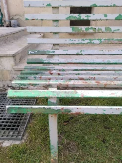 Ancien banc de jardin en métal