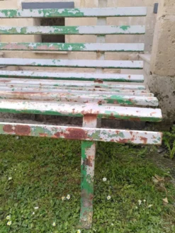 Ancien banc de jardin en métal