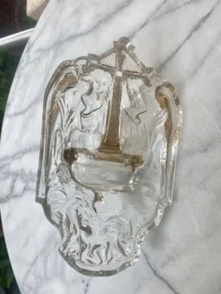 Ancien benitier mural en verre moulé décor anges