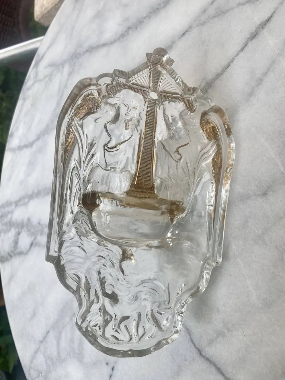 Ancien benitier mural en verre moulé décor anges