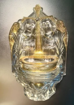 Ancien benitier mural en verre moulé décor anges
