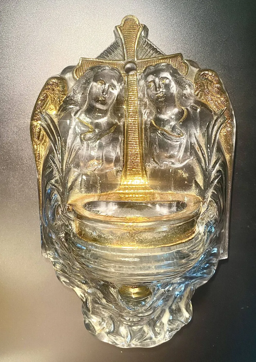 Ancien benitier mural en verre moulé décor anges
