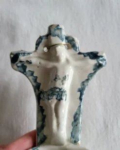 Ancien Bénitier en Faïence bleue et blanche Christ Croix