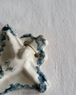 Ancien Bénitier en Faïence bleue et blanche Christ Croix