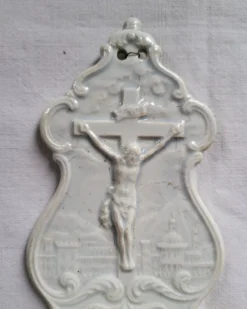 Ancien Bénitier en Faïence fine Creil et Montereau blanc Croix Christ
