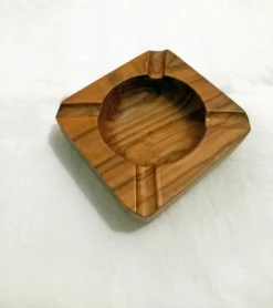 Ancien cendrier en bois d'olivier