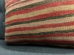 Ancien coussin rose authentique