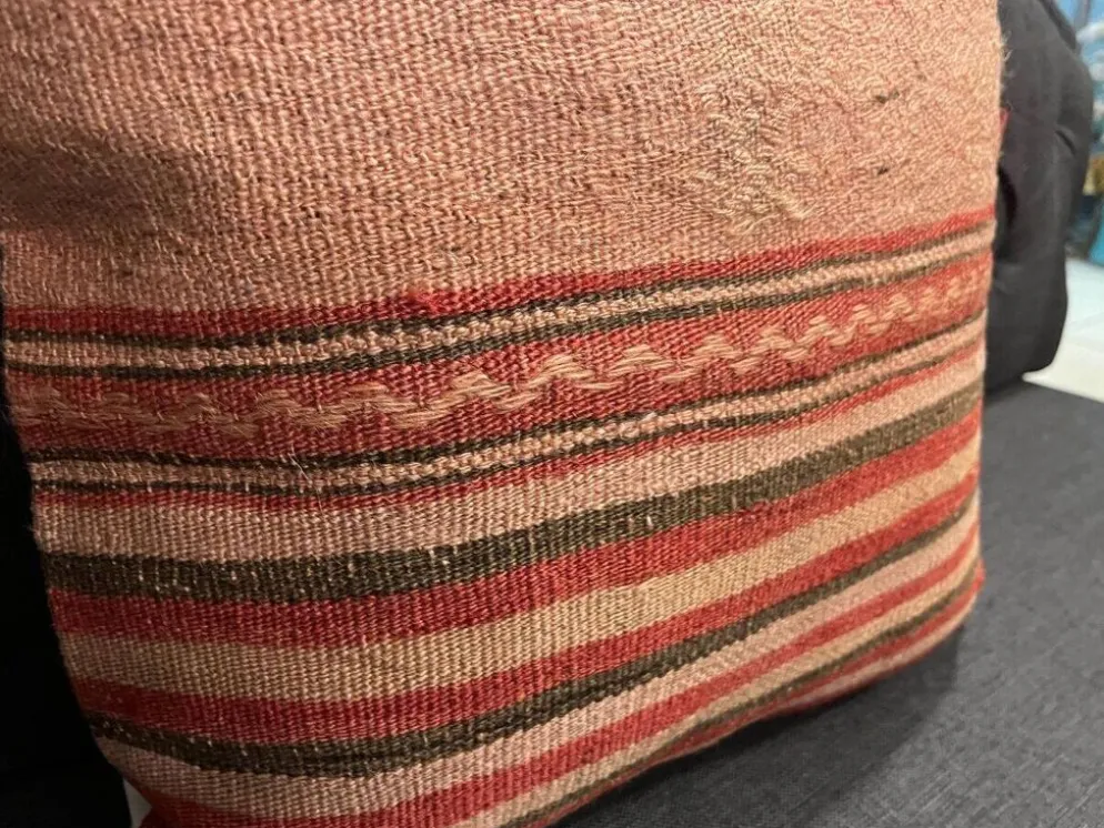 Ancien coussin rose authentique