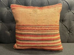 Ancien coussin rose authentique