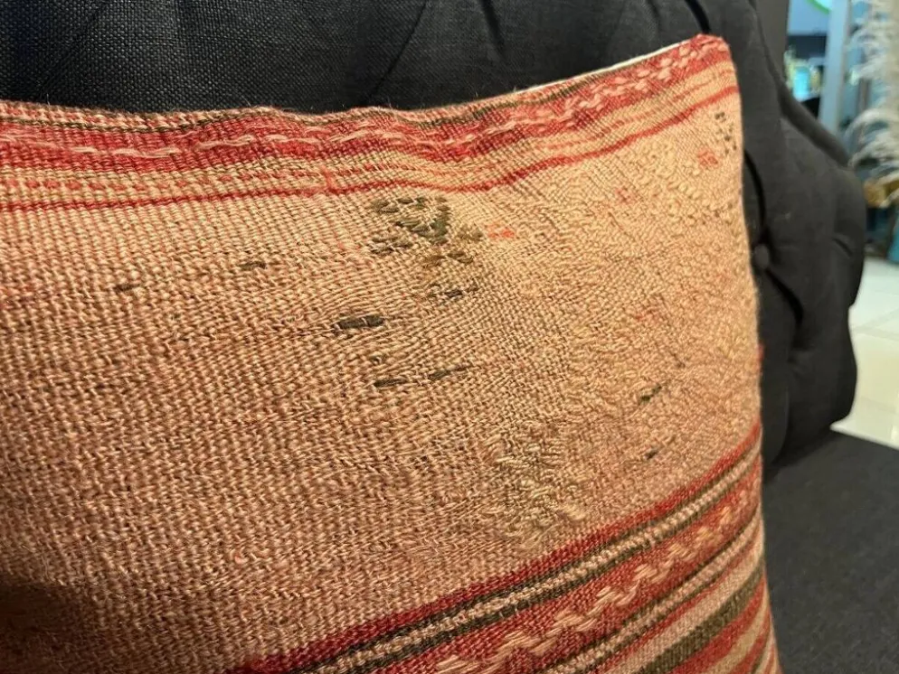 Ancien coussin rose authentique