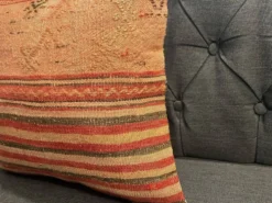 Ancien coussin rose authentique