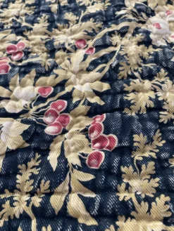 Ancien couvre lit boutis piqué à la main tissu floral 19 ème siècle