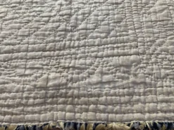 Ancien couvre lit boutis piqué à la main tissu floral 19 ème siècle