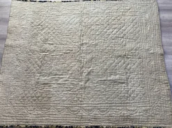 Ancien couvre lit boutis piqué à la main tissu floral 19 ème siècle