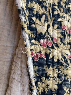 Ancien couvre lit boutis piqué à la main tissu floral 19 ème siècle
