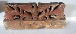 Ancien fragment d'une chariot en bois sculpté sicilien du XIXe siècle