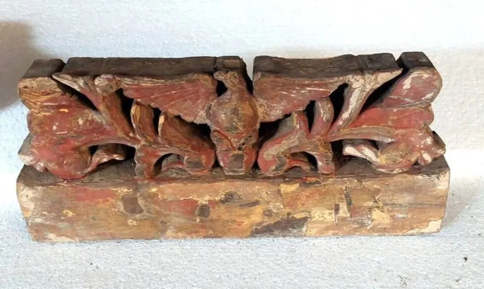 Ancien fragment d'une chariot en bois sculpté sicilien du XIXe siècle