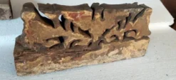 Ancien fragment d'une chariot en bois sculpté sicilien du XIXe siècle