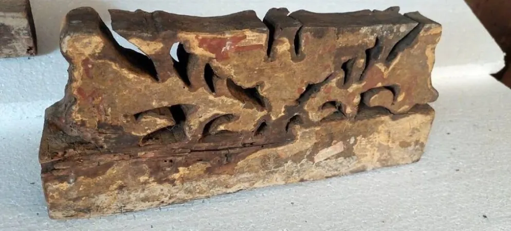 Ancien fragment d'une chariot en bois sculpté sicilien du XIXe siècle