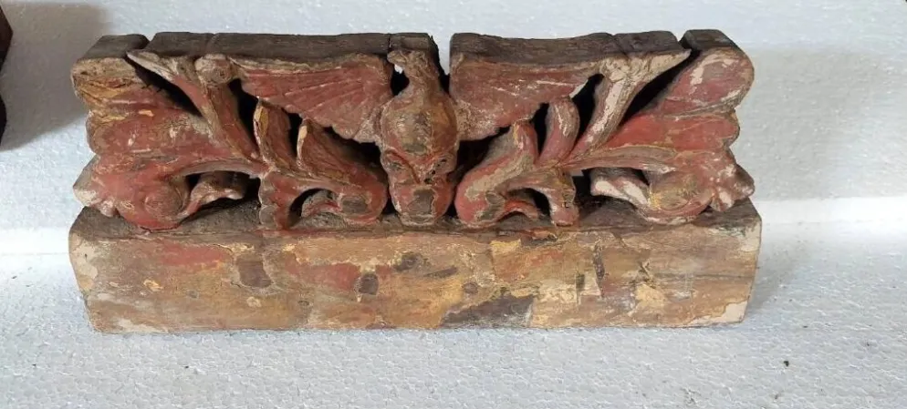 Ancien fragment d'une chariot en bois sculpté sicilien du XIXe siècle