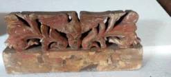 Ancien fragment d'une chariot en bois sculpté sicilien du XIXe siècle