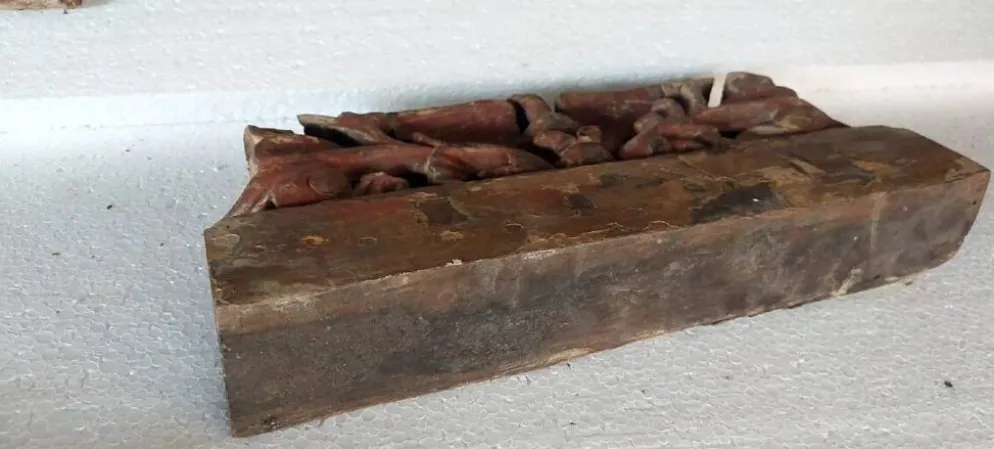 Ancien fragment d'une chariot en bois sculpté sicilien du XIXe siècle