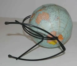 Ancien globe terrestre en carton Girard et Barrère années 50