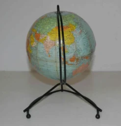 Ancien globe terrestre en carton Girard et Barrère années 50