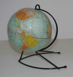 Ancien globe terrestre en carton Girard et Barrère années 50