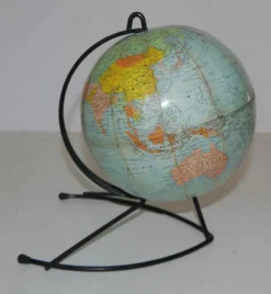 Ancien globe terrestre en carton Girard et Barrère années 50