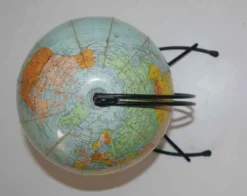 Ancien globe terrestre en carton Girard et Barrère années 50