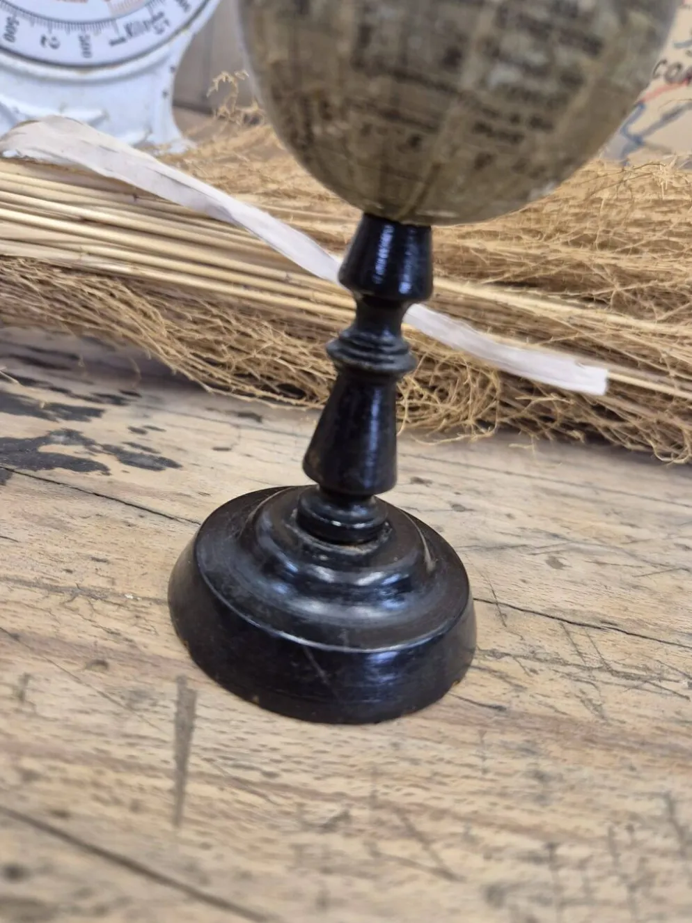 Ancien globe terrestre miniature