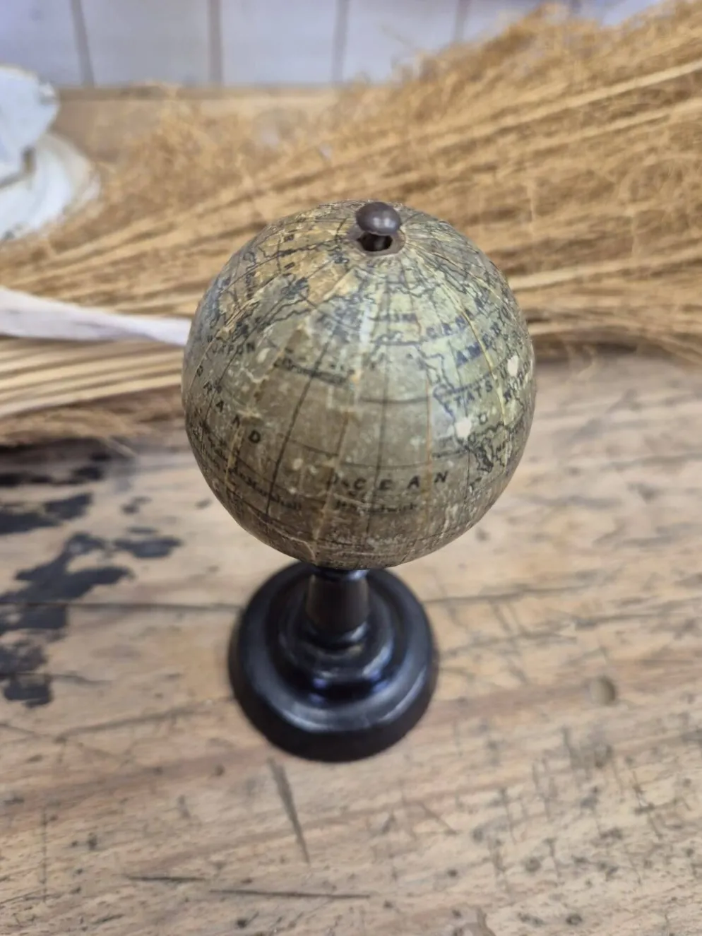 Ancien globe terrestre miniature