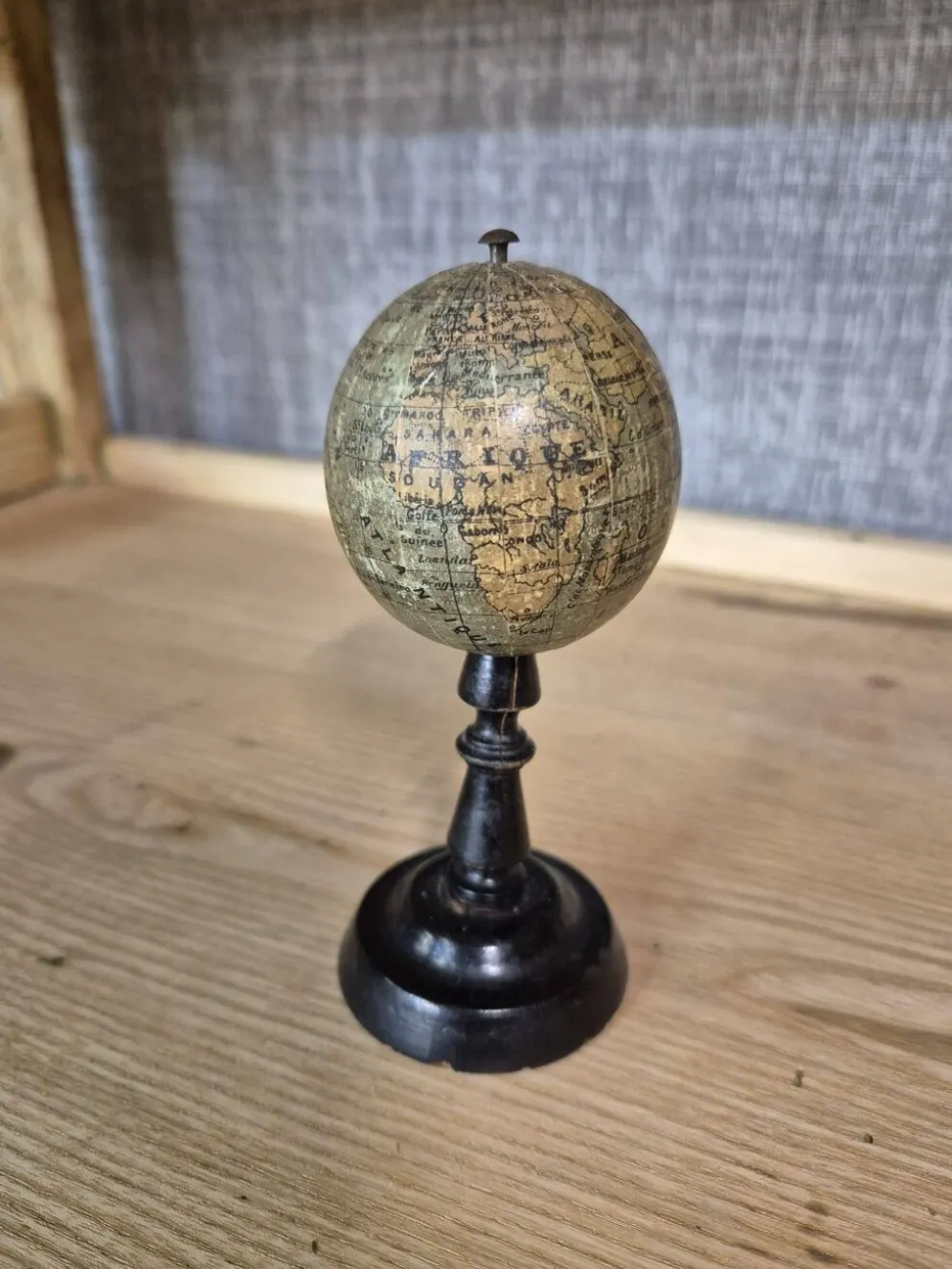 Ancien globe terrestre miniature