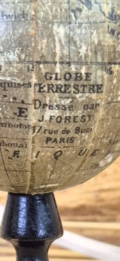 Ancien globe terrestre miniature