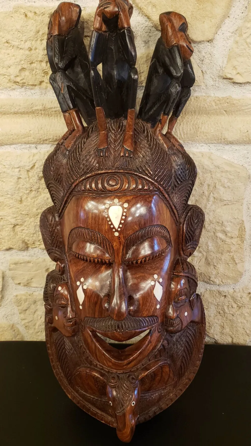 Ancien grand masque mural africain en bois sculpté