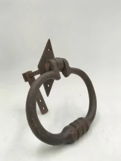 Ancien heurtoir en fer forgé