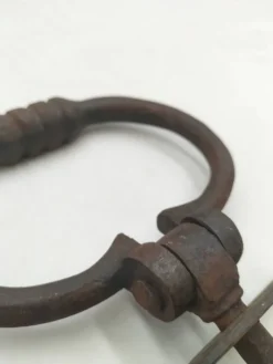 Ancien heurtoir en fer forgé