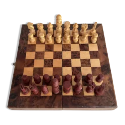 Ancien jeu d'échec en bois avec coffret bois pliant.
