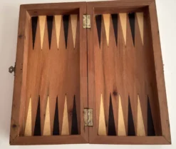 Ancien jeu d'échec en bois avec coffret bois pliant.