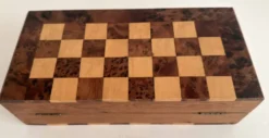 Ancien jeu d'échec en bois avec coffret bois pliant.