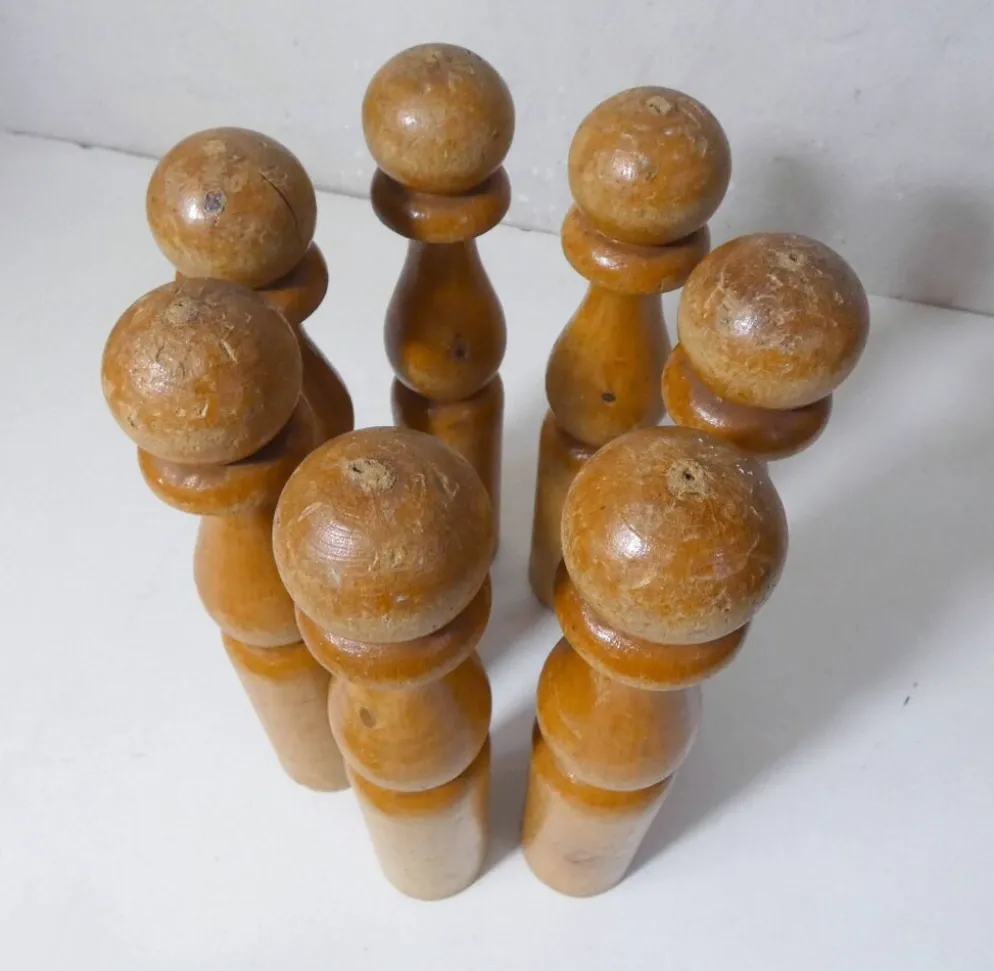 Ancien jeu de grandes quilles en bois