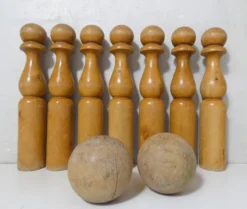 Ancien jeu de grandes quilles en bois
