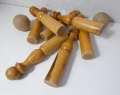 Ancien jeu de grandes quilles en bois
