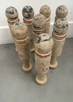 Ancien jeu de 8 quilles en bois
