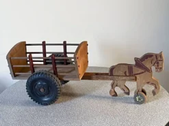 Ancien jouet en bois à tirer, attelage cheval et charrette, années 60
